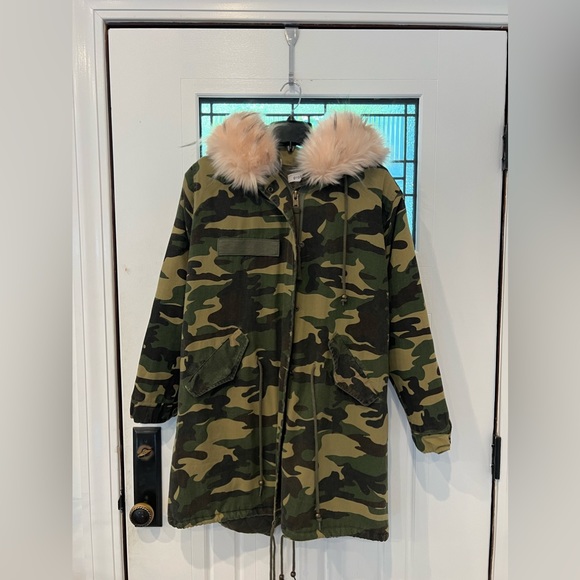 Camouflage jacket with pink faux fur trim - Picture 2 of 4